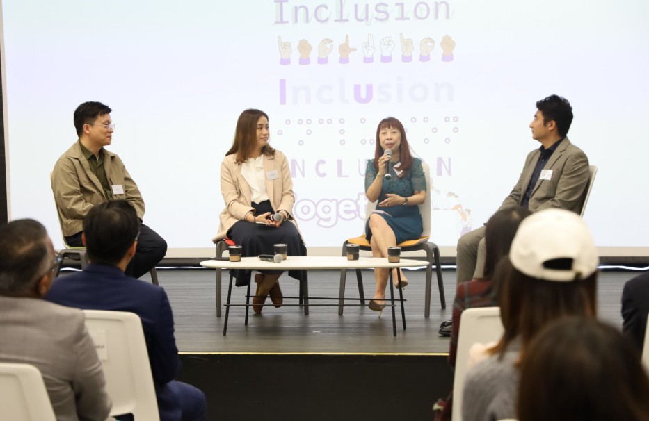 職業支援及發展中心社工許啟聰先生於會上分享前線服務經驗