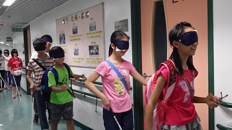 参加者尝试蒙眼走路