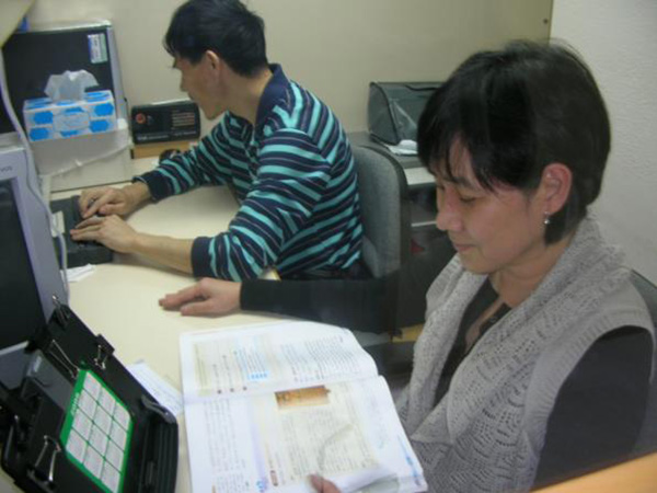 义工协助视障点字製作员