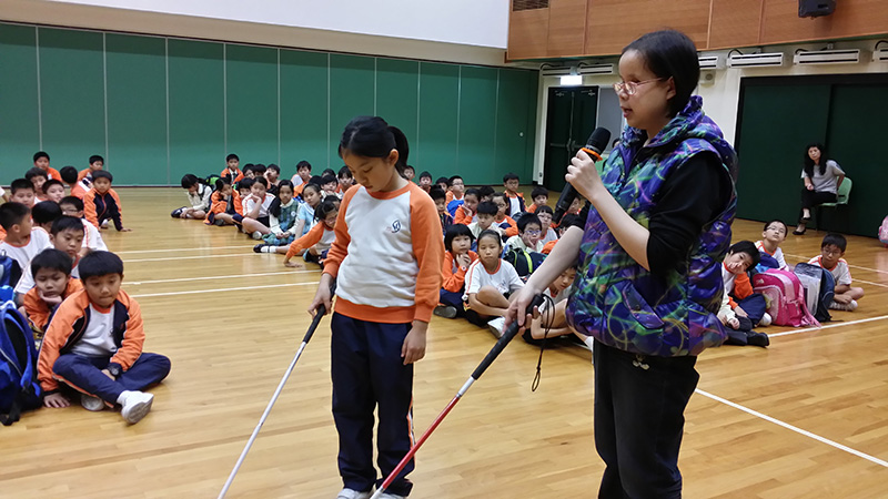 视障公众教育大使到学校与学生进行分享