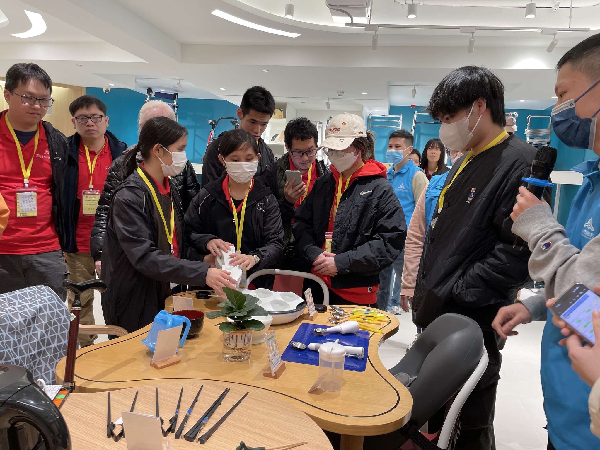 前往澳门辅具资源中心进行参观交流