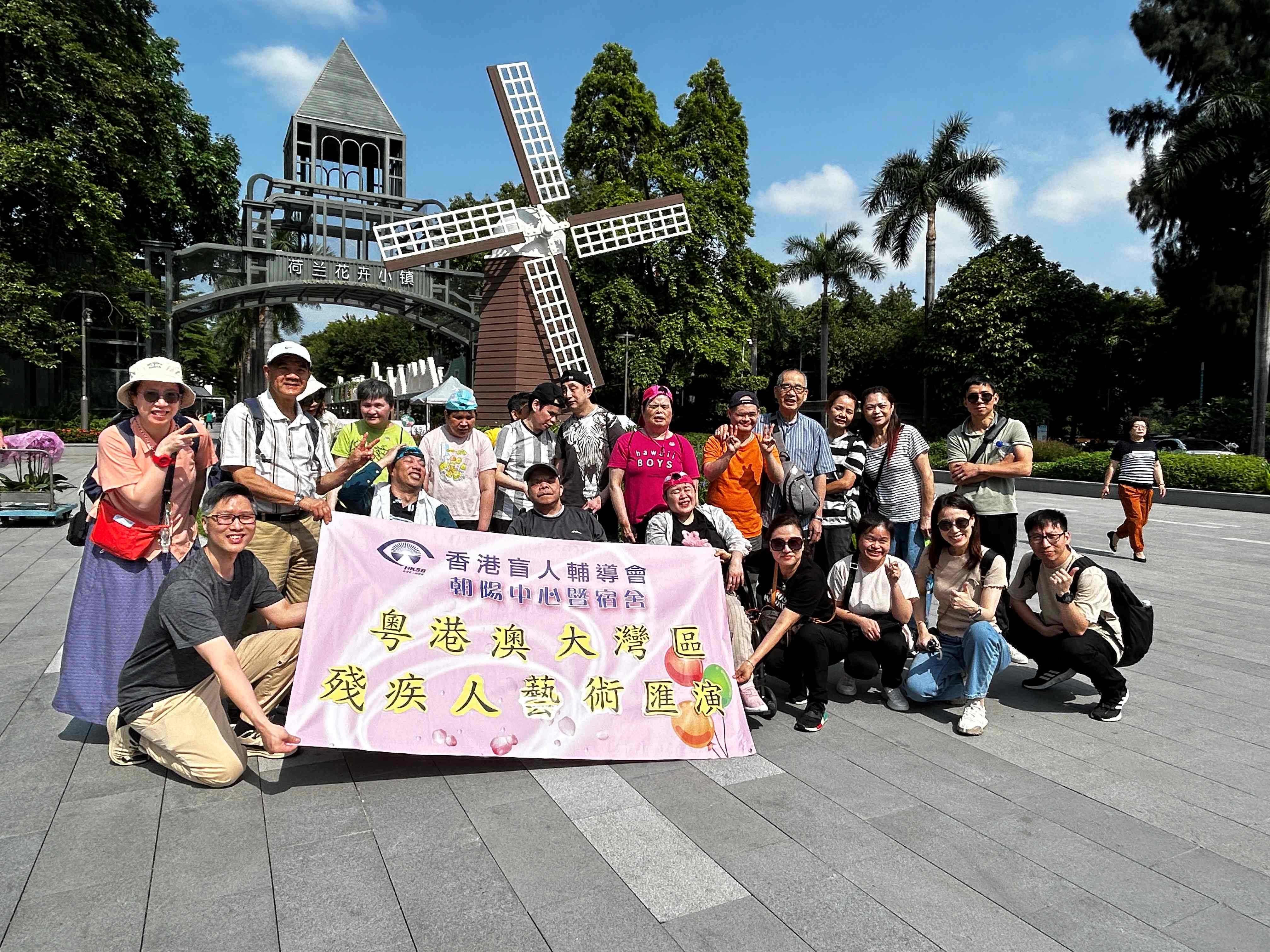 队员抽空游覧荷兰花卉小镇及海上世界