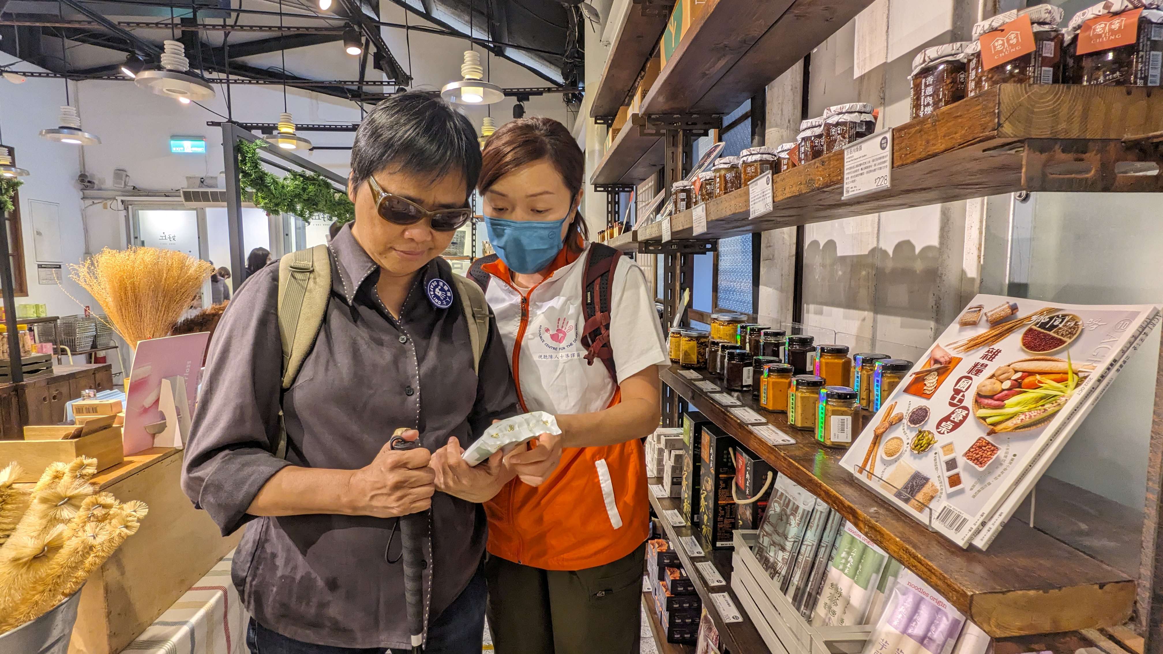 透过导译员详细描述食物包装上的数据，例如营养标签、食用日期、成份、价格等，让视听障人士能挑选到合适的货品。