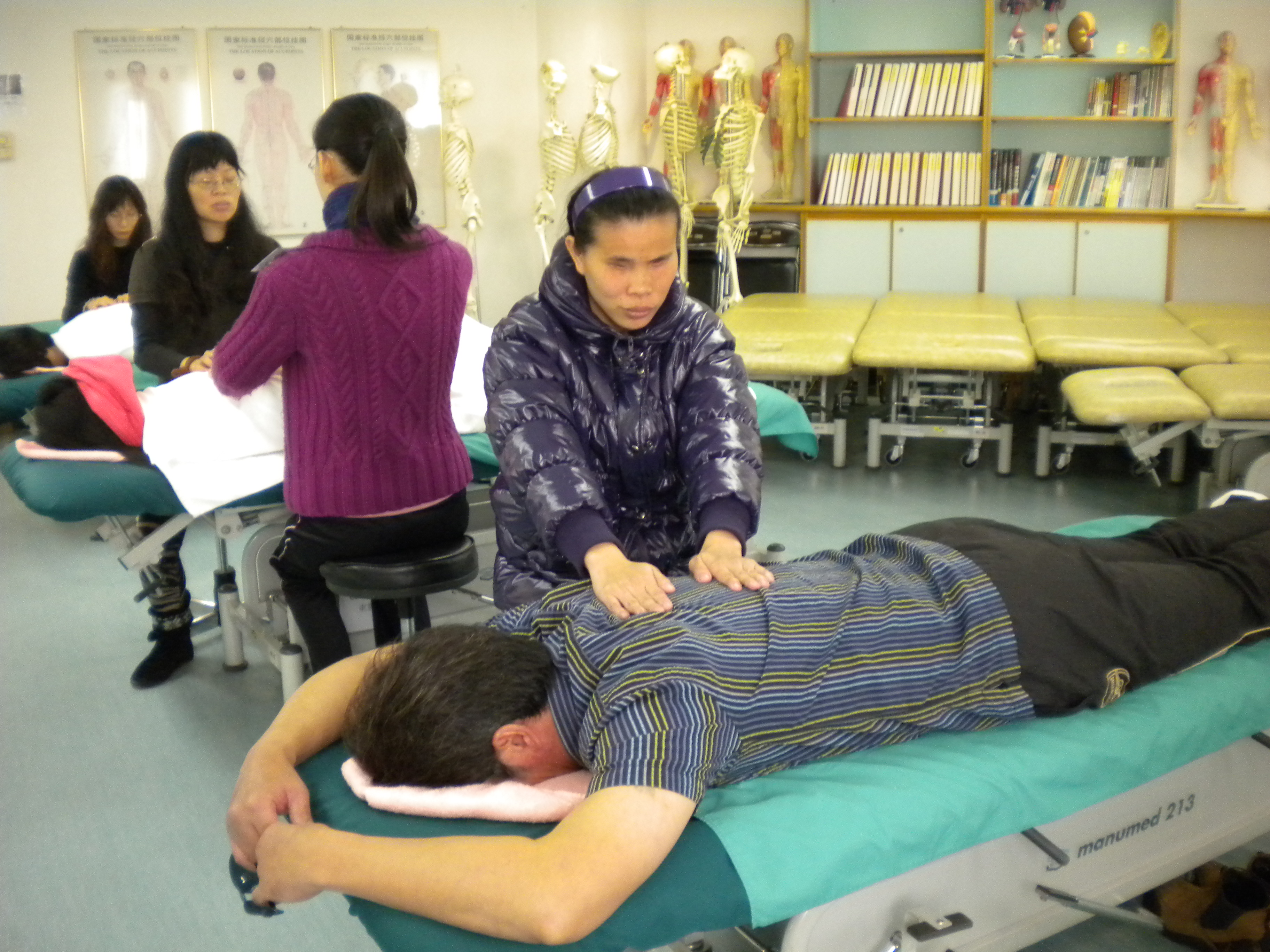 为学员提供按摩训练